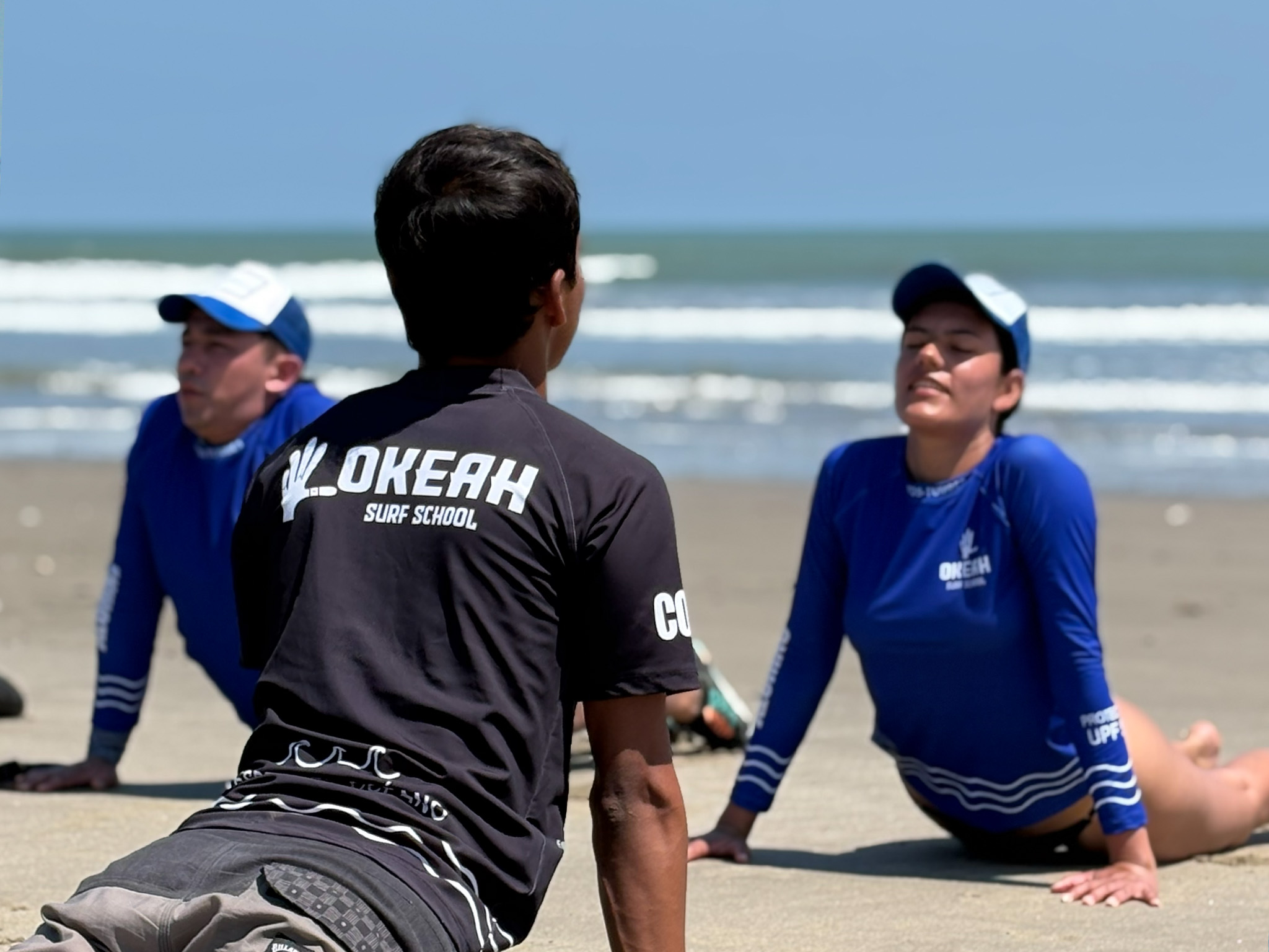 Instructor y alumnos practicando el calentamiento al aire libre